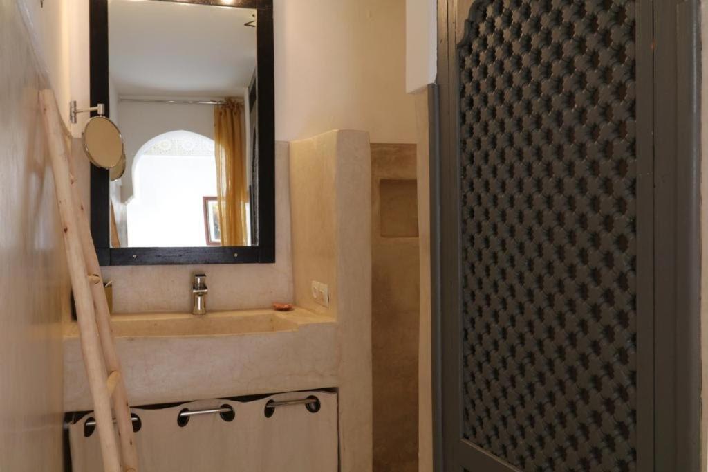 Riad 103 Medina Pool And Hammam Marrakesh Exterior photo