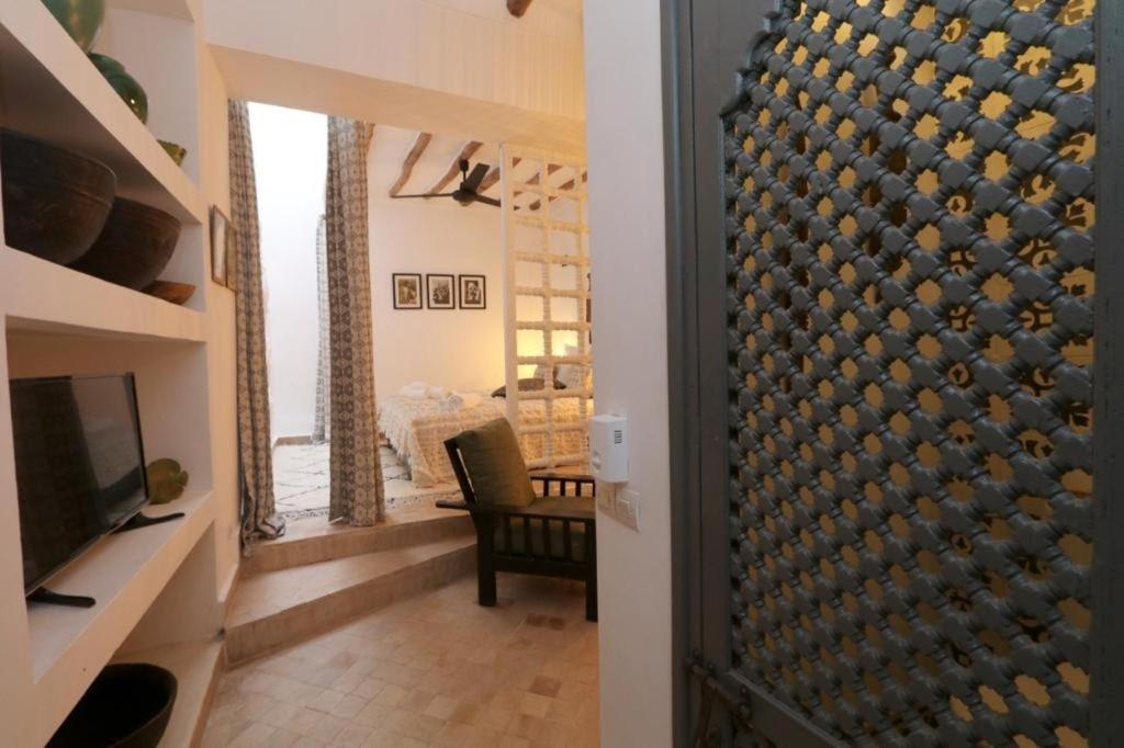 Riad 103 Medina Pool And Hammam Marrakesh Exterior photo