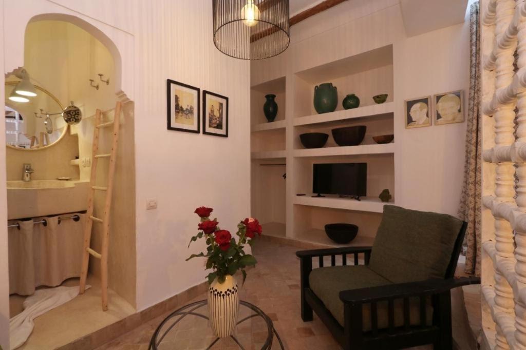 Riad 103 Medina Pool And Hammam Marrakesh Exterior photo